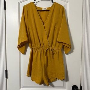 Umgee Scalloped Romper Women’s Size Small Mustard Yellow Flowy V-Neck